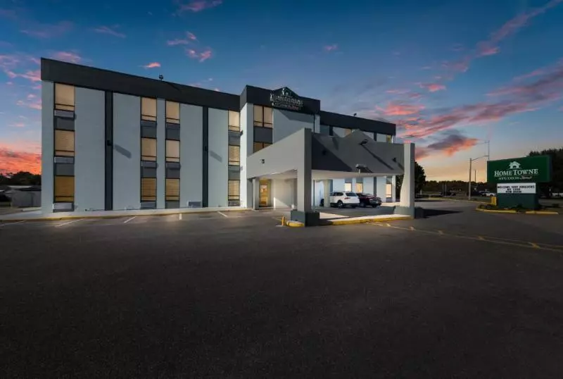 ホテル Hometowne Studios By Red Roof Newport News – Hampton West