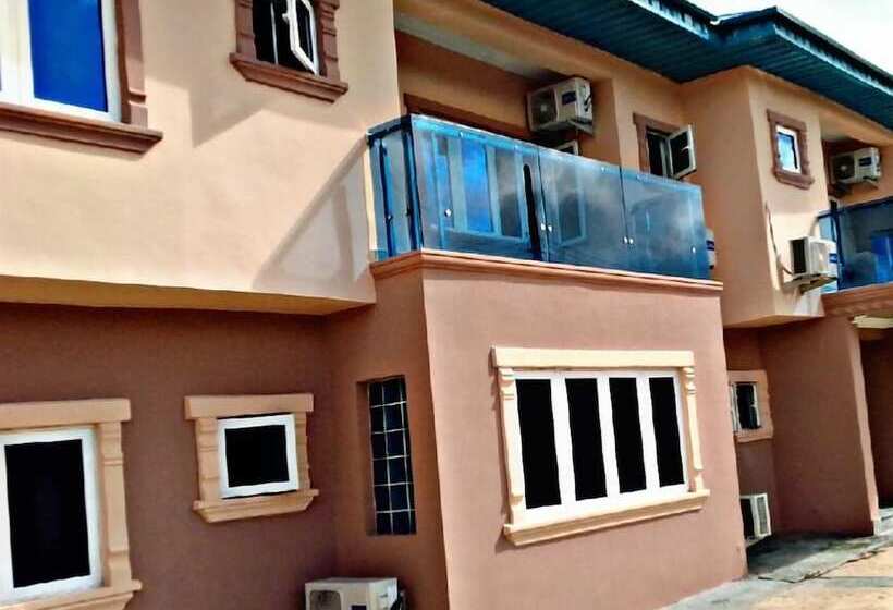 هتل Quztan Suites Ibadan