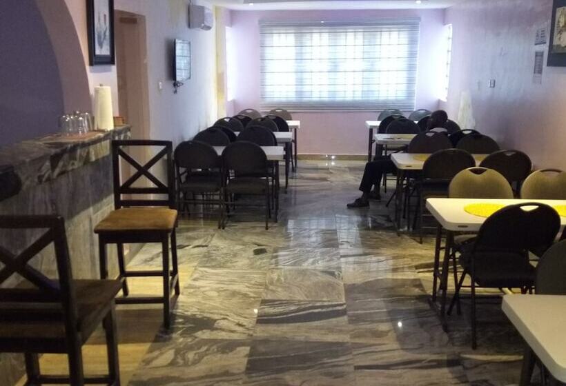 هتل Quztan Suites Ibadan