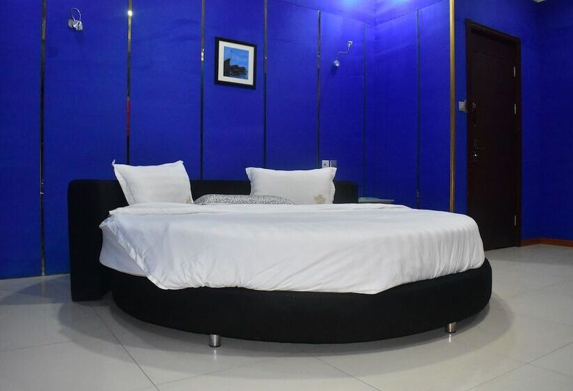 هتل Square Castle Residence