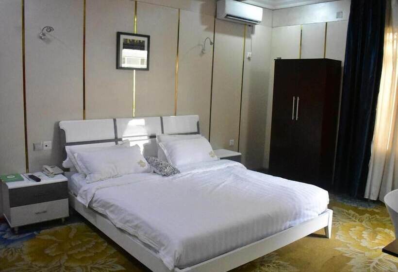 هتل Square Castle Residence