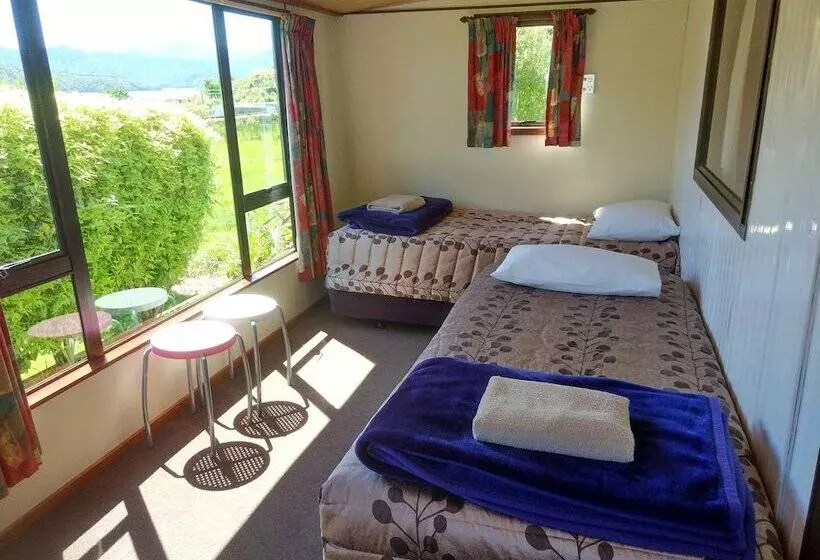 هتل Picton S Waikawa Bay Holiday Park