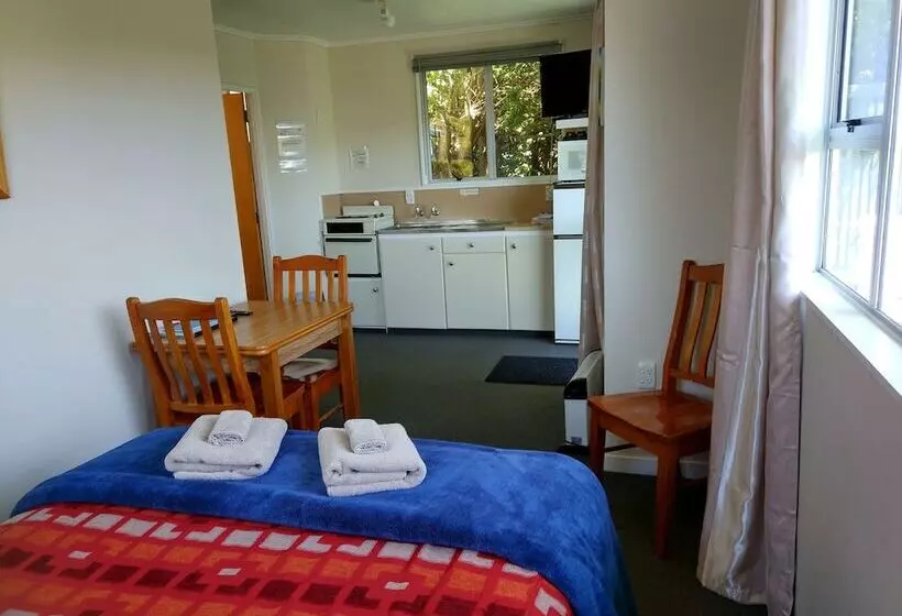 هتل Picton S Waikawa Bay Holiday Park