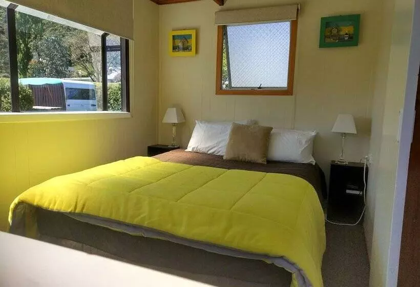 هتل Picton S Waikawa Bay Holiday Park