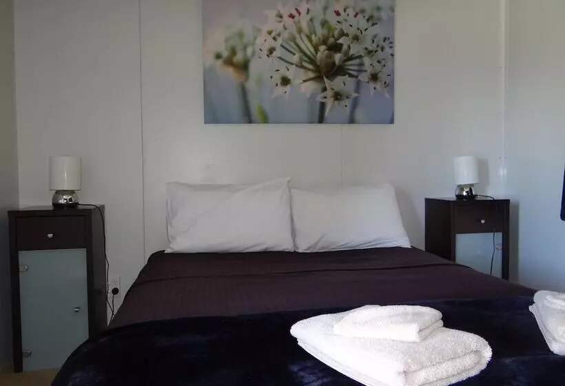 هتل Picton S Waikawa Bay Holiday Park