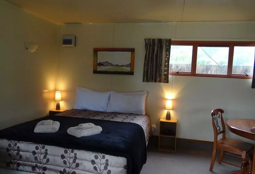 هتل Picton S Waikawa Bay Holiday Park