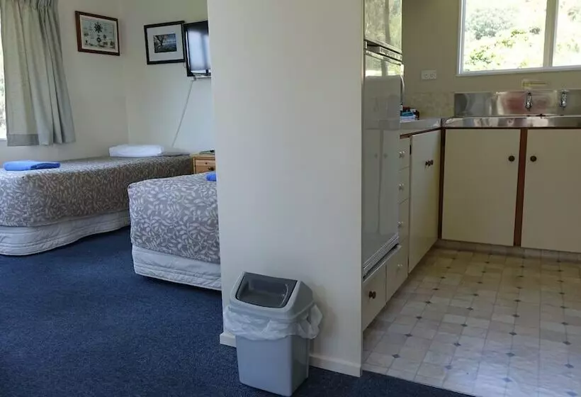 هتل Picton S Waikawa Bay Holiday Park