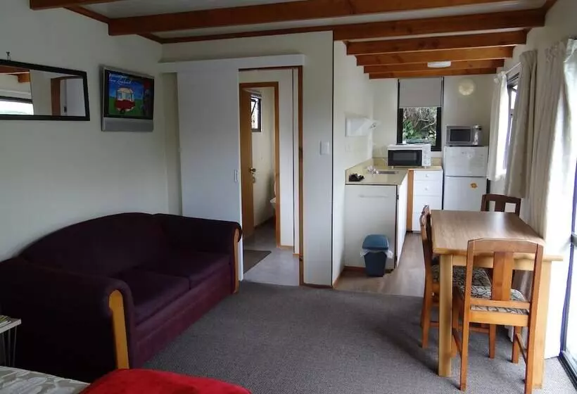 هتل Picton S Waikawa Bay Holiday Park