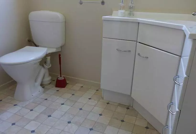 هتل Picton S Waikawa Bay Holiday Park