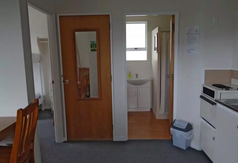 هتل Picton S Waikawa Bay Holiday Park