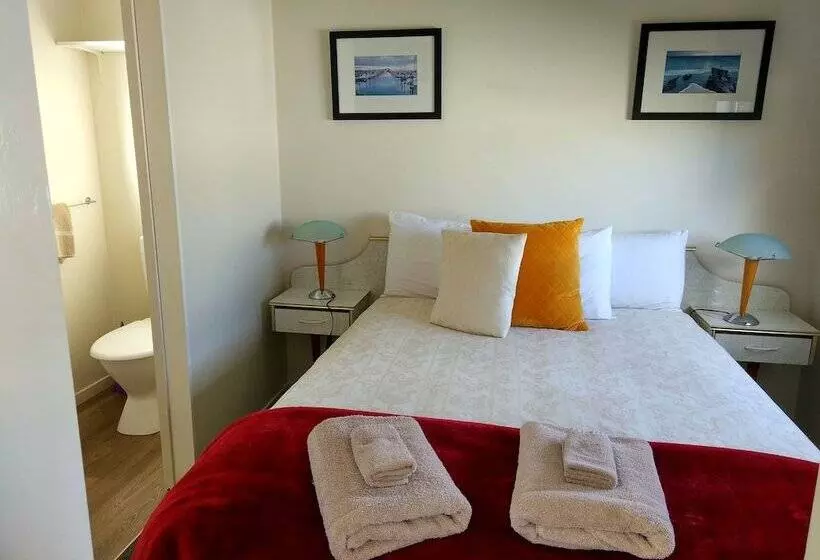 هتل Picton S Waikawa Bay Holiday Park