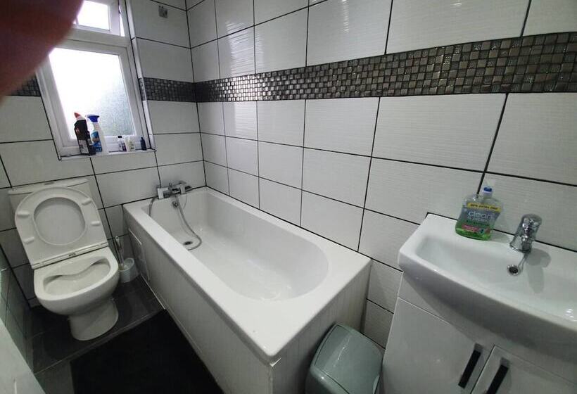 住所  Lovely 5 Bed House In Essex