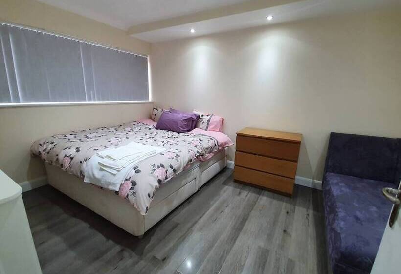 住所  Lovely 5 Bed House In Essex