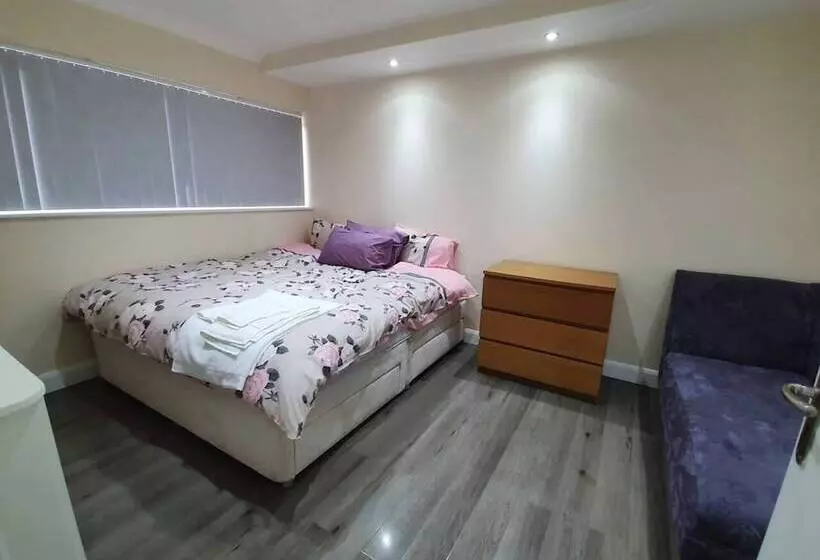 Residenssi Lovely 5 Bed House In Essex