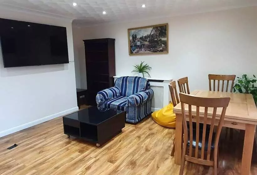 Residenssi Lovely 5 Bed House In Essex