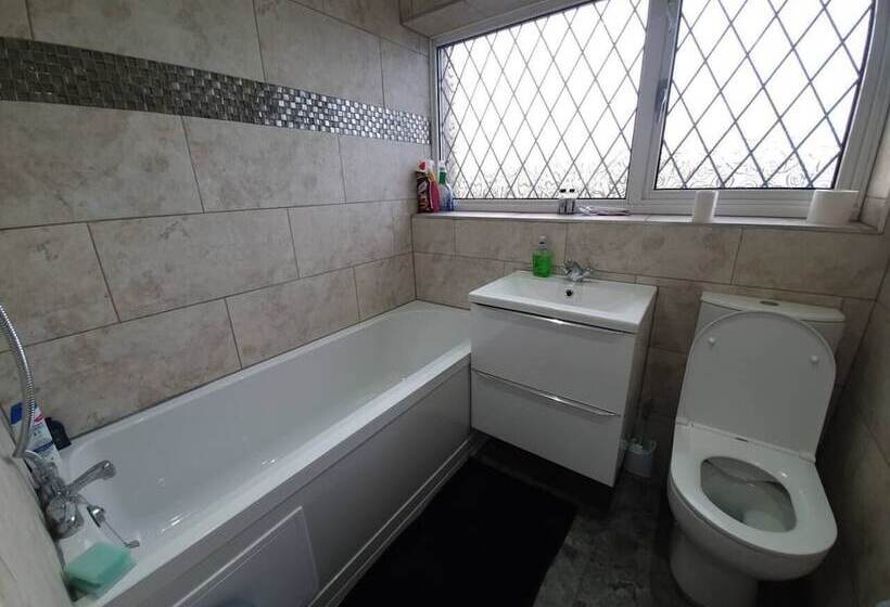 住所  Lovely 5 Bed House In Essex