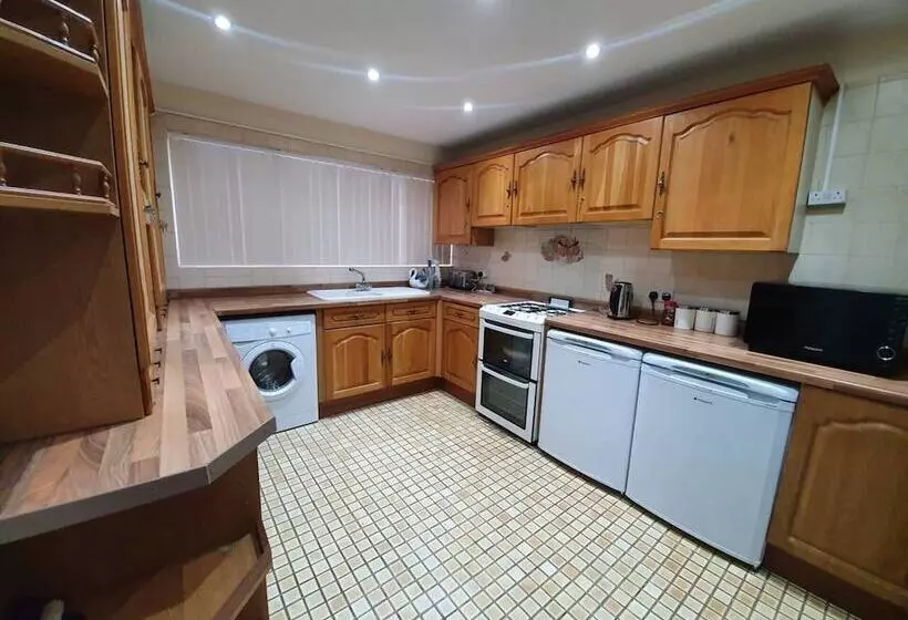 Residenssi Lovely 5 Bed House In Essex