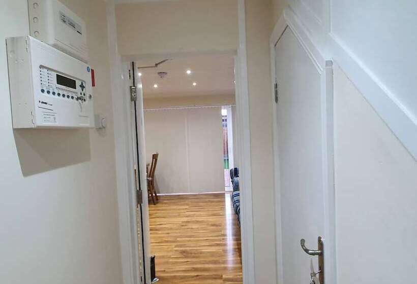 住所  Lovely 5 Bed House In Essex