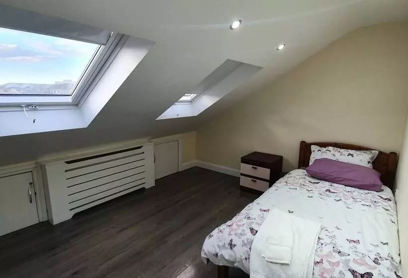 Residenssi Lovely 5 Bed House In Essex