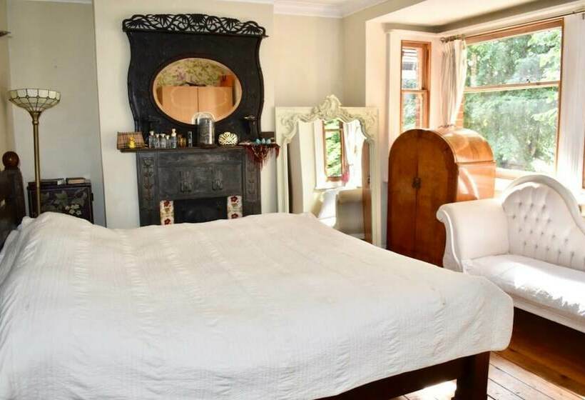 Townhouse Full Of Character In Vibrant Seven Dials