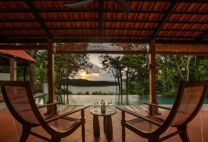 ホテル Ambong Pool Villas