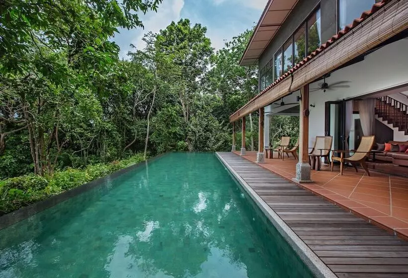 ホテル Ambong Pool Villas