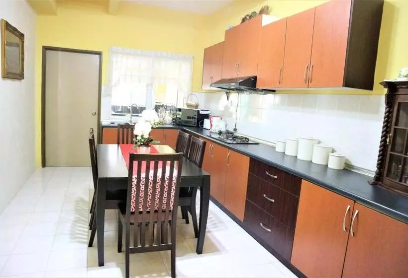 Hotelli Oyo 90300 D Hitech Home