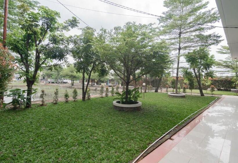 Отель Sans Resort Parung Bogor