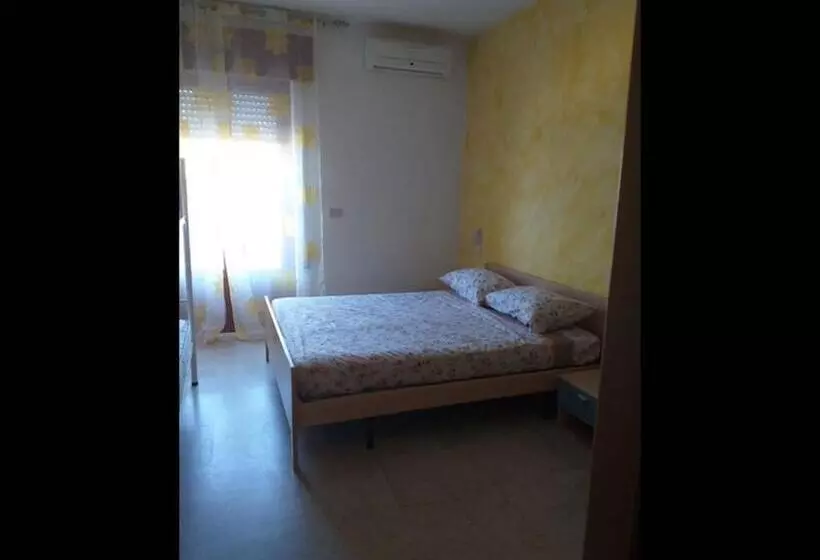 ペンション Room In Bb Quadruple Room A Stones Throw From The Sea Ideal For A Relaxing Holiday