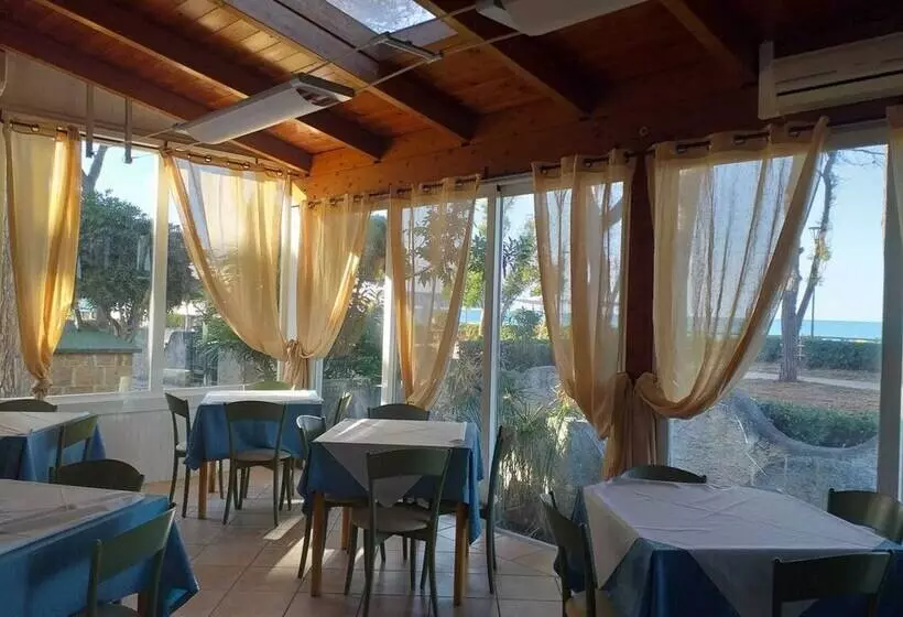 ペンション Room In Bb Quadruple Room A Stones Throw From The Sea Ideal For A Relaxing Holiday