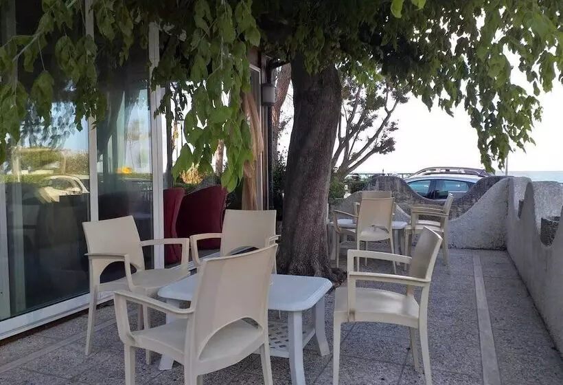 ペンション Room In Bb Quadruple Room A Stones Throw From The Sea Ideal For A Relaxing Holiday