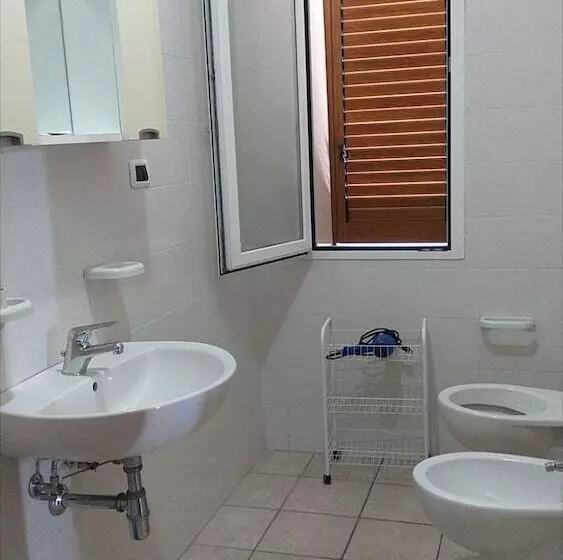 ペンション Room In Bb Quadruple Room A Stones Throw From The Sea Ideal For A Relaxing Holiday