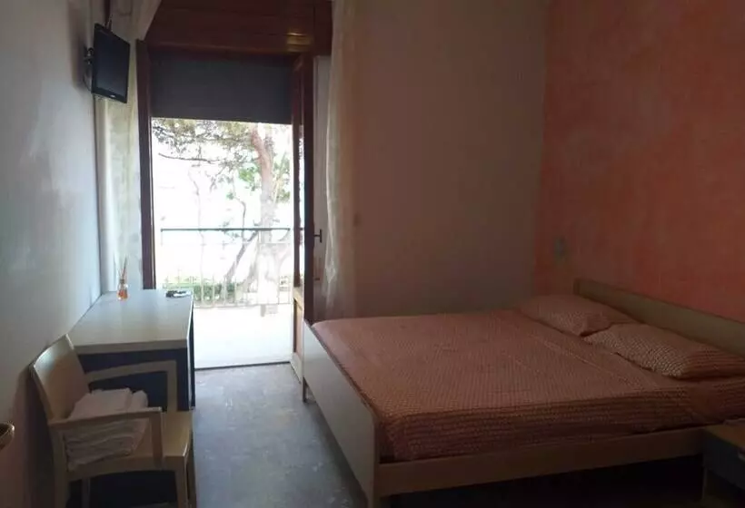 ペンション Room In Bb Quadruple Room A Stones Throw From The Sea Ideal For A Relaxing Holiday