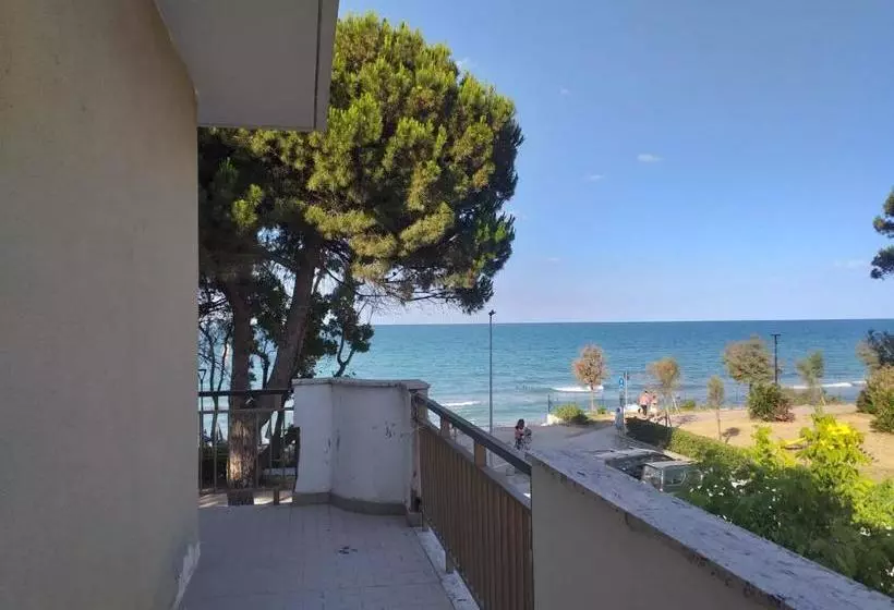 ペンション Room In Bb Quadruple Room A Stones Throw From The Sea Ideal For A Relaxing Holiday