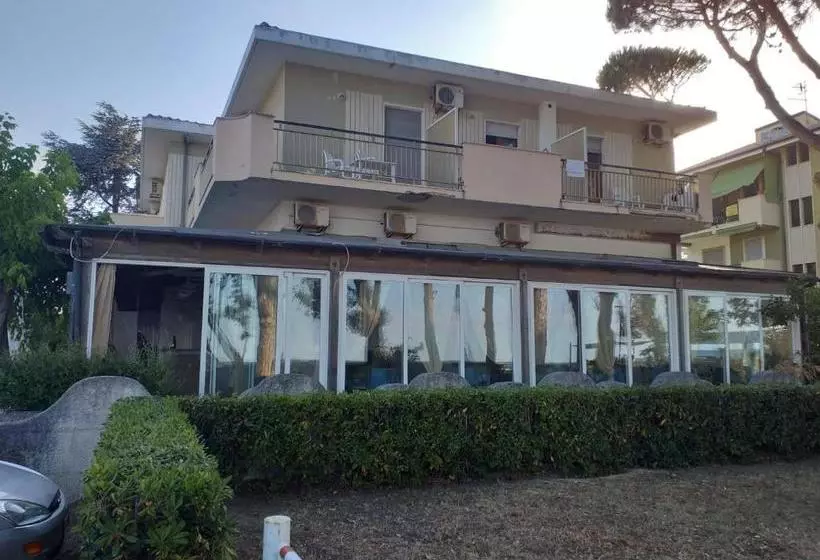 ペンション Room In Bb Quadruple Room A Stones Throw From The Sea Ideal For A Relaxing Holiday