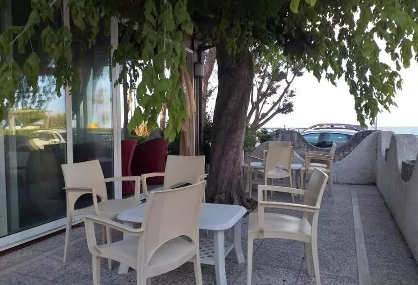 ペンション Room In Bb Quadruple Room A Stones Throw From The Sea Ideal For A Relaxing Holiday