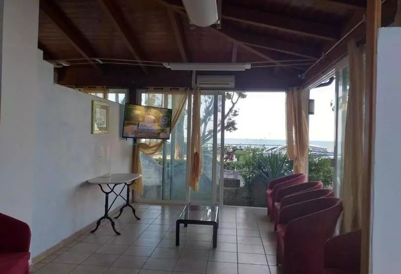 ペンション Room In Bb Quadruple Room A Stones Throw From The Sea Ideal For A Relaxing Holiday