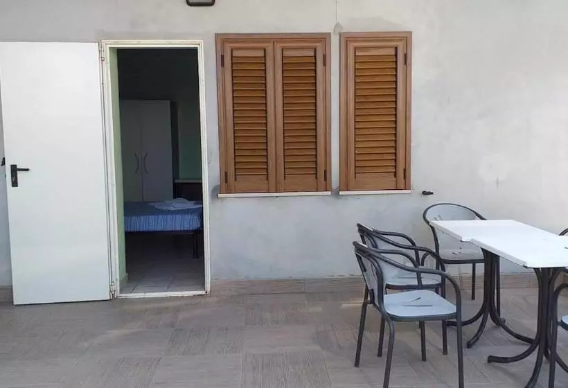 ペンション Room In Bb Quadruple Room A Stones Throw From The Sea Ideal For A Relaxing Holiday