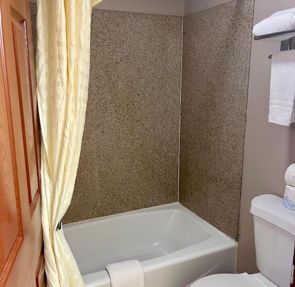 Отель Airport Inn & Suites