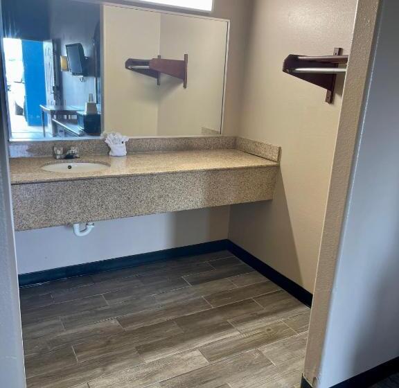 Отель Airport Inn & Suites