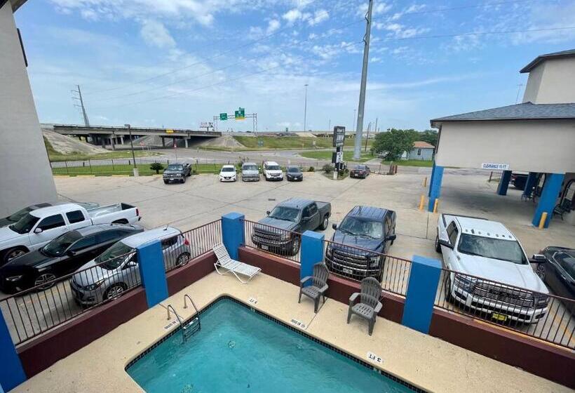 Отель Airport Inn & Suites