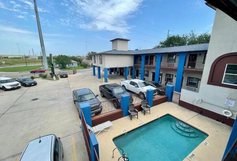 Отель Airport Inn & Suites