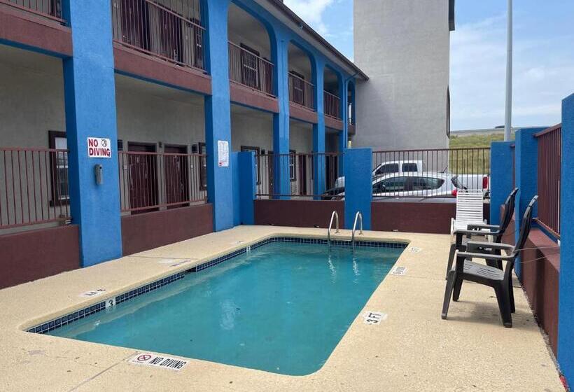 Отель Airport Inn & Suites