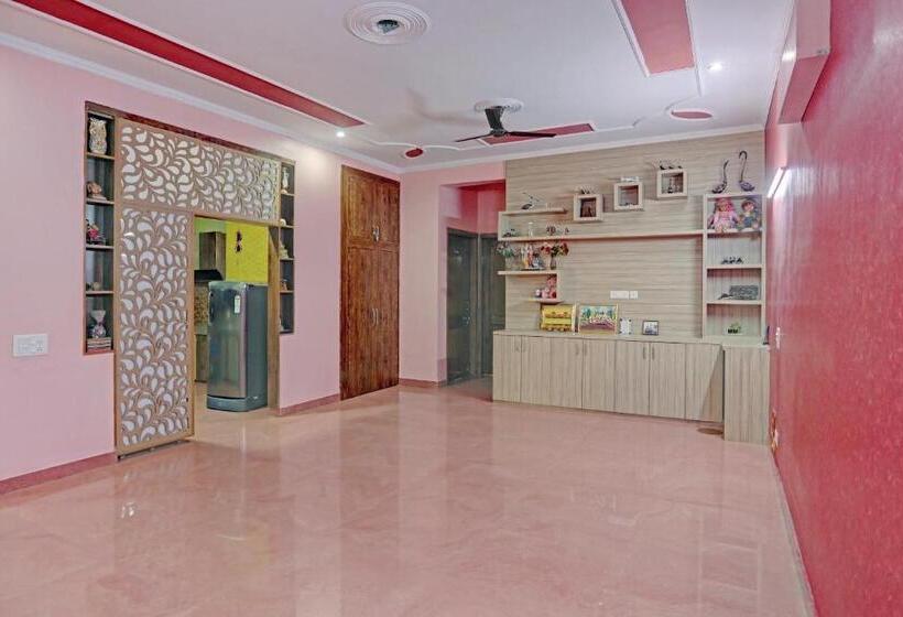 Отель Oyo 81121 Stay 130