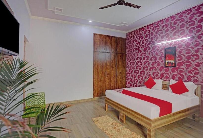 Отель Oyo 81121 Stay 130