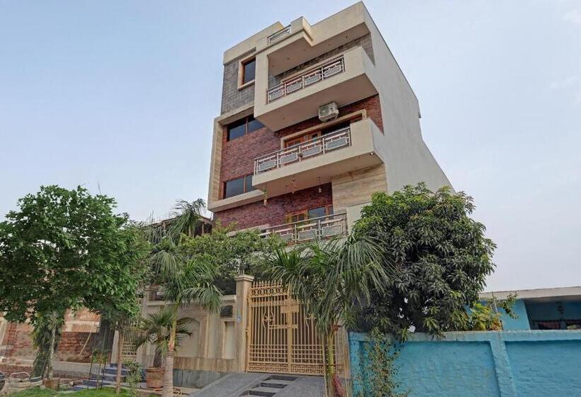 Отель Oyo 81121 Stay 130