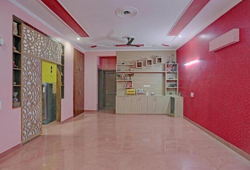 Отель Oyo 81121 Stay 130