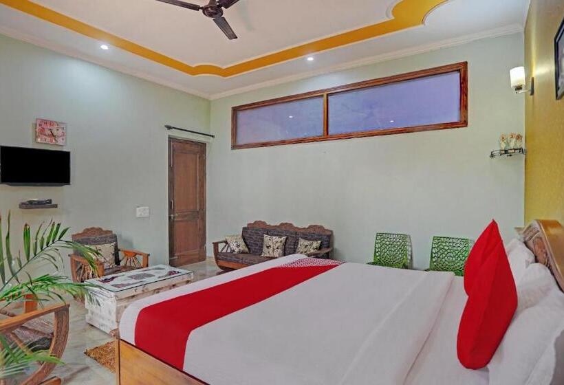 Отель Oyo 81121 Stay 130