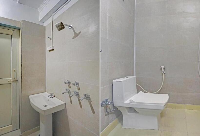 Отель Oyo 81121 Stay 130