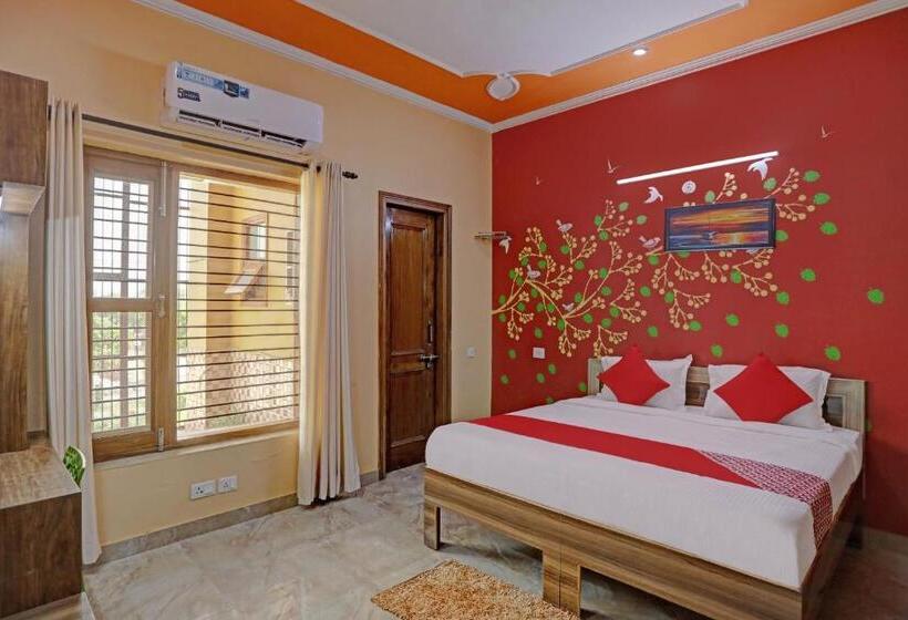 Отель Oyo 81121 Stay 130